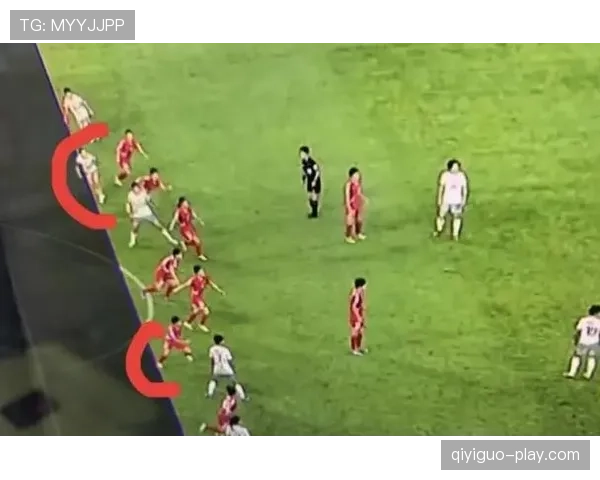 延迟举旗判罚：裁判为何允许错失越位瞬间？